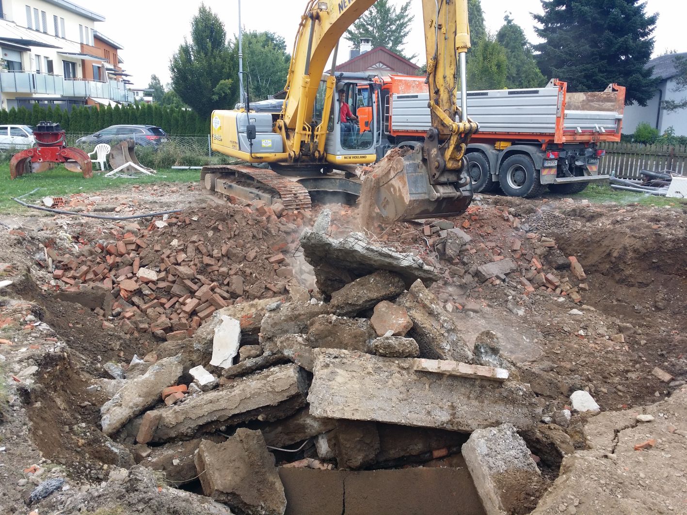 Bagger von Recycling Center Retznei beim Abbruch eines Hauses