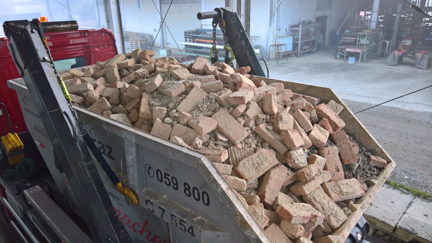 Mit Mauerwerk beladener Container des Recycling Center Retznei