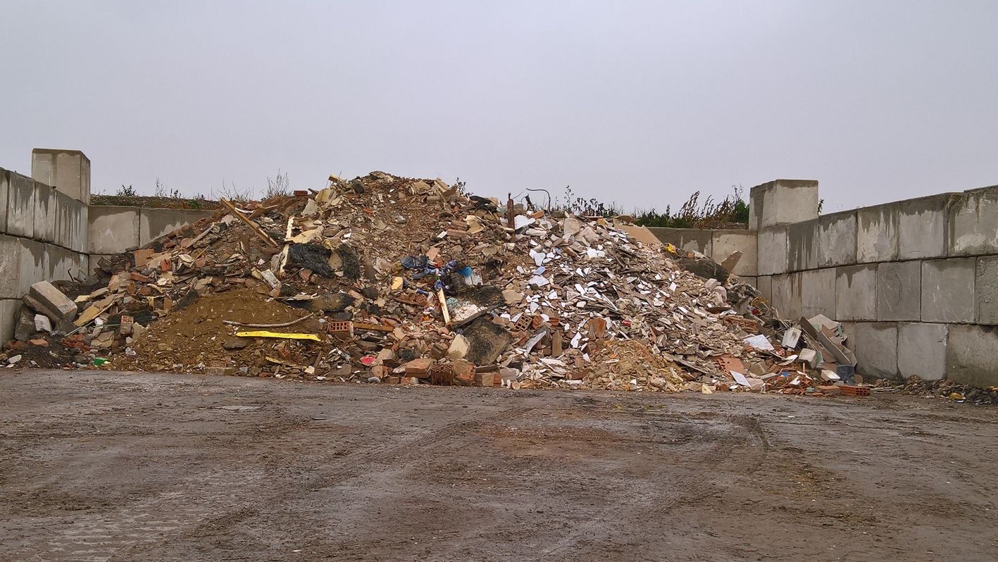 Eine Anhäufung von Reststoff bzw. Massenabfall durch das Recycling Center Retznei