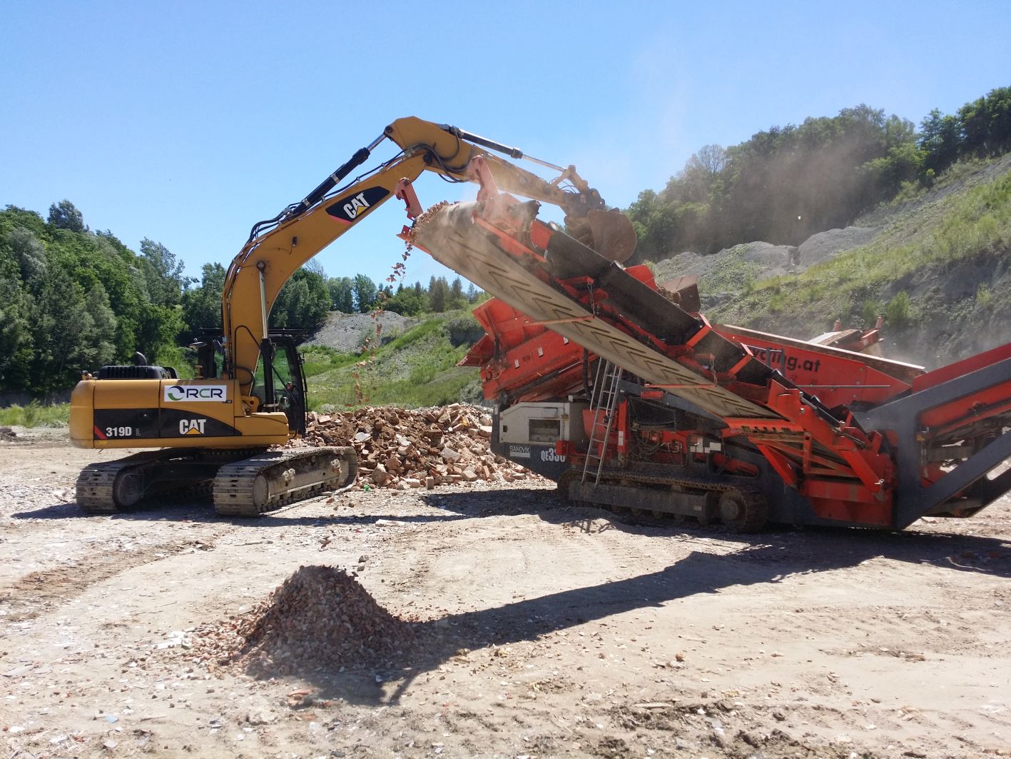 CAT Bagger und Sortieranlage des Recycling Center Retznei